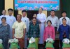 Đảng ủy xã Tân Bình tặng  quà cho người nghèo và hộ dân tộc