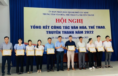 Ông Nguyễn Trung Hiếu – Phó Chủ tịch UBND thành phố trao giấy khen cho các cá nhân