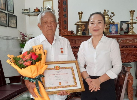 Thành uỷ Tây Ninh trao Huy hiệu 55 năm tuổi Đảng cho đảng viên lão thành
