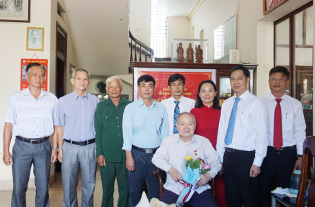 Nguyên Bí thư Tỉnh uỷ Hồ Thanh Tuyên nhận Huy hiệu 55 năm tuổi Đảng