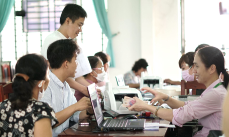 Phòng giao dịch thị xã Hoà Thành thuộc Ngân hàng Chính sách xã hội chi nhánh tỉnh Tây Ninh giải ngân vốn cho người dân