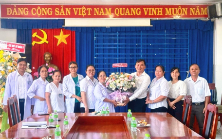 Ông Nguyễn Trung Hiếu – Phó Chủ tịch UBND thành phố tặng hoa chúc mừng cán bộ, nhân viên Trung tâm Y tế Thành phố