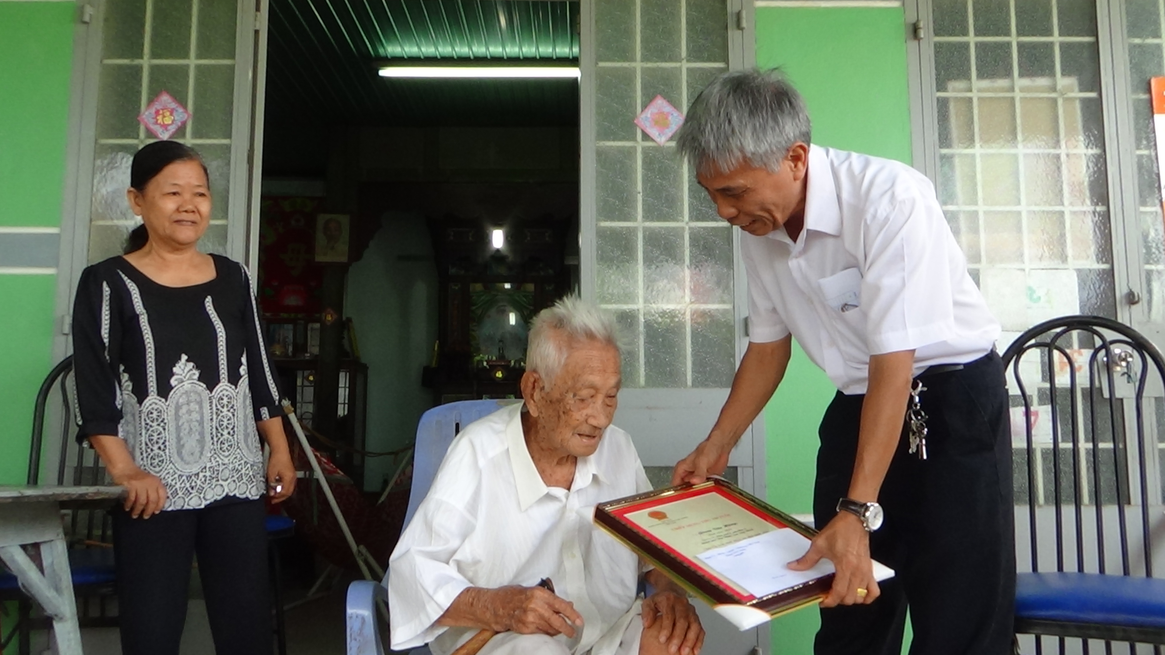 Ủy ban nhân dân tỉnh trao thiếp mừng thọ cho các cụ thọ 100 tuổi ở ...