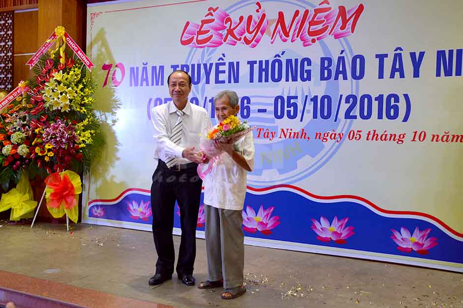 DSC_0614VanCongCanhtanghoachu Năm Choang - the he nhung nguoi lam bao dau tien cua tinh Tay Ninh.jpg