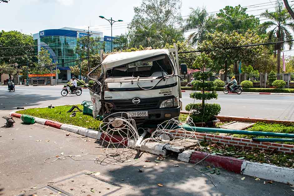 Xe tải chở bia bị đổ ra đường  Báo Tây Ninh Online