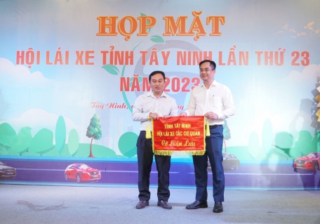 Ông Đoàn Minh Long- Chánh Văn phòng UBND tỉnh trao cờ đăng cai tổ chức họp mặt Hội Lái xe tỉnh Tây Ninh năm 2024 cho Văn phòng UBND TP. Tây Ninh