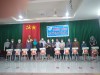 Ủy ban nhân dân xã Tân Bình tặng quà cho người nghèo