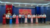 Đồng chí Nguyễn Trung Hiếu - Phó chủ tịch UBND Thành phố trao bằng tốt nghiệp cho các học viên