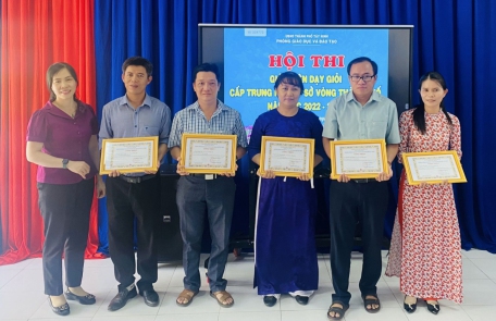 Bà Bùi Thị Hà - Phó Trưởng Phòng Giáo dục và Đào tạo thành phố Tây Ninh trao giấy chứng nhận cho các giáo viên đạt giáo viên dạy giỏi cấp trung học cơ sở năm học 2022 – 2023