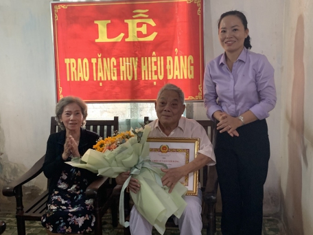 Đồng chí Nguyễn Thị Hồng Loan - Phó Bí thư Thường trực Thành ủy Tây Ninh trao quyết định và hoa cho đảng viên Nguyễn Văn Tông