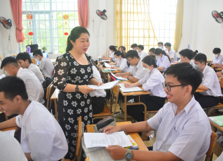 Học sinh lớp 12 Trường THPT Tây Ninh trong giờ học. Ảnh minh hoạ