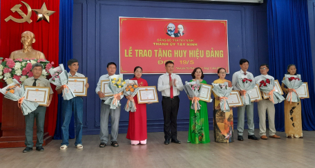 Thành ủy Tây Ninh trao huy hiệu Đảng cho 27 đảng viên lão thành