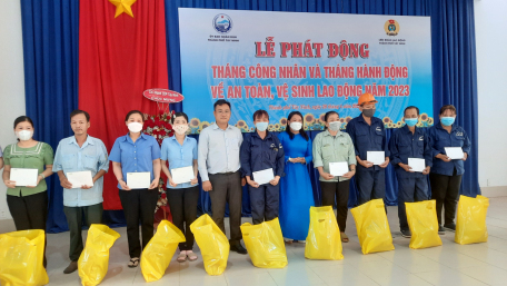 Bà Phan Thị Hồng Đào-Phó Chủ tịch Liên đoàn Lao động tỉnh Tây Ninh và đơn vị tài trợ trao quà cho đoàn viên