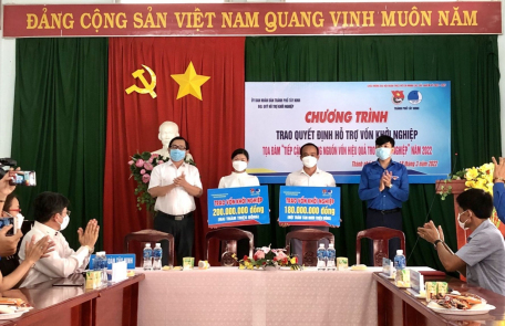 Lãnh đạo Phòng Kinh tế thành phố Tây Ninh trao vốn khởi nghiệp cho đoàn viên thanh niên (Ảnh: Hà Nam)