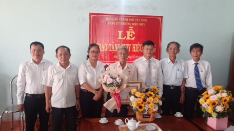 Thành uỷ Tây Ninh trao Huy hiệu 60 tuổi Đảng cho đảng viên lão thành