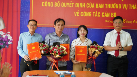 Thành uỷ Tây Ninh: Công bố và trao quyết định về công tác cán bộ