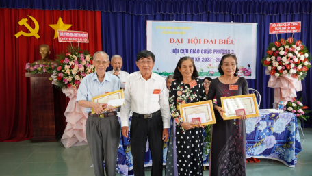 Trao Kỷ niệm chương Vì sự nghiệp xây dựng và phát triển Hội Cựu giáo chức Việt Nam cho 3 cá nhân