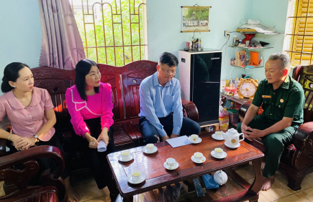 Ông Lê Minh Thế – Ủy viên Ban Thường vụ Tỉnh ủy, Bí thư Thành ủy Tây Ninh đến thăm gia đình ông Phạm Ngọc Long