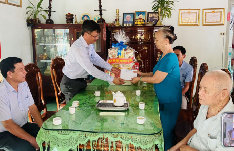 Lãnh đạo thành phố Tây Ninh thăm các gia đình chính sách