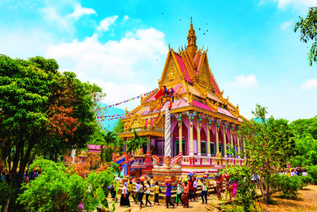 Hoạt động quan trọng nhất của ngày đầu năm mới đối với người Khmer là Lễ rước Đại lịch (Maha Sangkran). Mọi người tắm gội, mặc quần áo đẹp, đội cỗ lên chùa. Lễ rước diễn ra vào giờ tốt đã được chọn sẵn, bất kể sáng hay chiều
