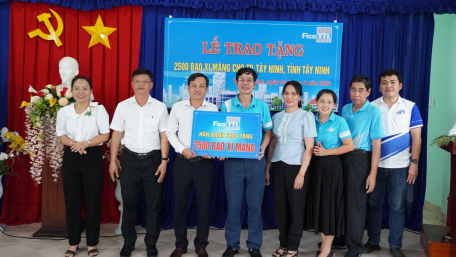 Đại diện Công ty cổ phần xi măng Fico Tây Ninh trao biểu trưng 2.500 bao xi măng cho phường Ninh Sơn