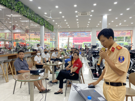 Liên đoàn Lao động thành phố Tây Ninh tổ chức tuyên truyền an toàn vệ sinh lao động và pháp luật về trật tự, an toàn giao thông cho cán bộ, công nhân, người lao động Công ty TNHH Hòa Bình Minh Tây Ninh (Phường IV)
