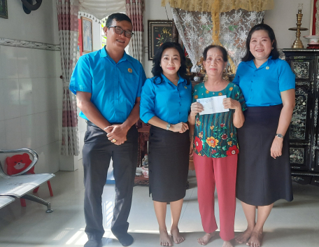 Lãnh đạo Liên đoàn lao động Thành phố thăm gia đình chị Trương Thị Ánh Linh