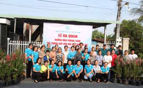 Các cô chú tại khu phố Ninh Hòa tại lễ phát động trồng cây của Hội LHPN tỉnh