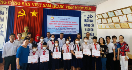 Hội Khuyến học thành phố Tây Ninh tổ chức trao học bổng “Học không bao giờ cùng” cho học sinh và cá nhân có nhiều nỗ lực trong học tập, lao động, sản xuất