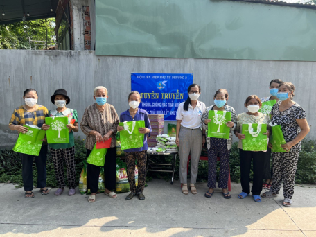 Bà Phan Thị Bích Thảo- Chủ tịch Hội LHPN phường 2 trao quà cho người dân đến đổi rác thải nhựa
