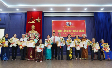 Bí thư Thành uỷ Tây Ninh Lê Minh Thế trao tặng Huy hiệu Đảng cho các đảng viên