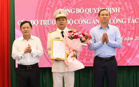 Ông Dương Văn Thắng-Phó Chủ tịch UBND tỉnh (bên phải) và ông Võ Văn Sớm-Chủ nhiệm UBKT Tỉnh ủy tặng hoa chúc mừng Thượng tá Phan Văn Triều