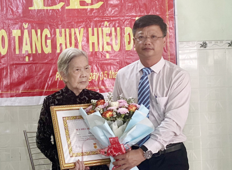 Trao Huy hiệu 60 năm tuổi Đảng cho đảng viên tại phường 3