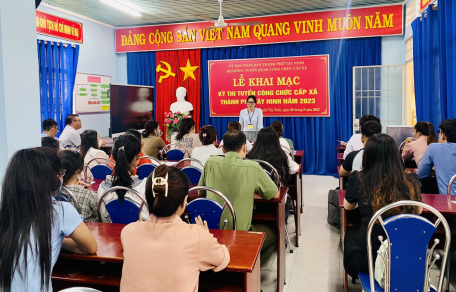 Bà Nguyễn Thị Hoàng Oanh - Phó Chủ tịch UBND Thành phố, Chủ tịch Hội đồng tuyển dụng công chức cấp xã phát biểu khai mạc