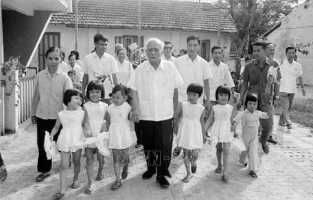 Chủ tịch Tôn Đức Thắng thăm Nhà trẻ 20/10 (Hà Nội), ngày 26/9/1977, nhân dịp Tết Trung thu. Ảnh: Kim Hùng/TTXVN