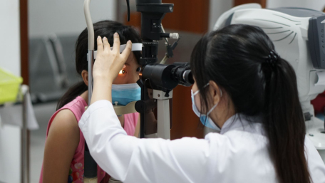 Trẻ mắc bệnh đau mắt đỏ được khám và điều trị tại Khoa mắt Bệnh viện Đa khoa Tây Ninh