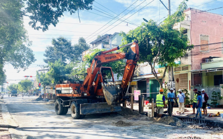Thi công tuyến ống thu gom nước thải trên tuyến đường Trần Hưng Đạo (phường 2)