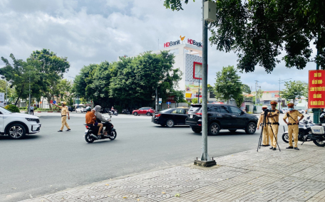 Công an thành phố Tây Ninh kiểm tra tốc độ các phương tiện tham gia giao thông trên đường 30/4