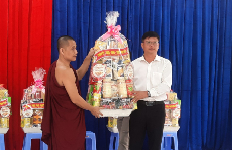 Lãnh đạo thành phố Tây Ninh thăm, chúc mừng lễ Sen Dolta và Tết Saunco Khamun của đồng bào dân tộc Khmer, Tà Mun và thăm tôn giáo Cao Đài