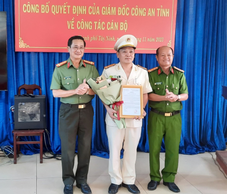 Ban Giám đốc Công an tỉnh trao quyết định và tặng hoa cho Thượng tá Lê Trung Ái
