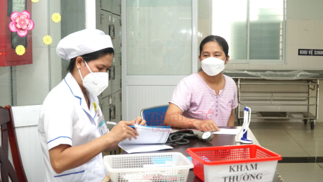 Nhân viên y tế thăm khám cho người dân tại Trung tâm Y tế huyện Gò Dầu