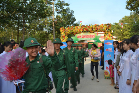 Thanh niên Tây Ninh hăng hái lên đường bảo vệ Tổ quốc. Ảnh minh hoạ