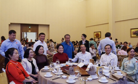 Bí thư Thành uỷ Thành phố Hồ Chí Minh Nguyễn Văn Nên, Phó Thủ tướng Trần Lưu Quang và các đại biểu tham dự họp mặt