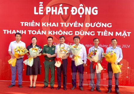 Trung tá Trần Ngọc Dũng – Phó Giám đốc Viettel chi nhánh Tây Ninh tặng hoa chúc mừng lãnh đạo UBND Thành phố và các địa phương tại lễ phát động