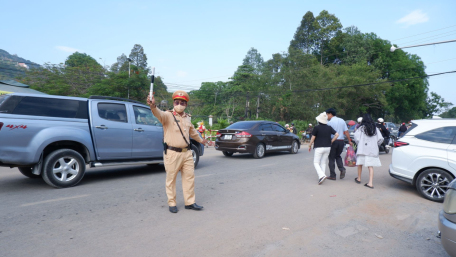 Lực lượng Cảnh sát giao thông làm nhiệm vụ phân luồng giao thông khu vực đường dẫn vào khu du lịch quốc gia núi Bà Đen