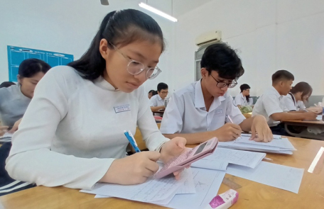 Năm nay, Bộ GD&ĐT bổ sung chứng chỉ ngoại ngữ bậc 3 theo khung năng lực ngoại ngữ 6 bậc dùng cho Việt Nam (VSTEP) và một số chứng chỉ tương đương vào danh mục thí sinh được miễn bài thi ngoại ngữ