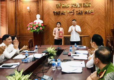 Uỷ ban nhân dân thành phố Tây Ninh trao quyết định điều động và bổ nhiệm chức vụ công chức lãnh đạo