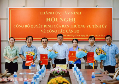 Lãnh đạo Thành uỷ trao các quyết định chỉ định bổ sung Uỷ viên Ban Chấp hành Đảng bộ thành phố Tây Ninh cho các cá nhân