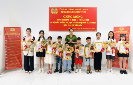 Công an thành phố Tây Ninh trao thẻ căn cước cho công dân từ 0 tuổi đến dưới 14 tuổi đầu tiên trên địa bàn