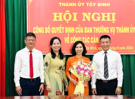 Thành ủy Tây Ninh công bố và trao quyết định về công tác cán bộ